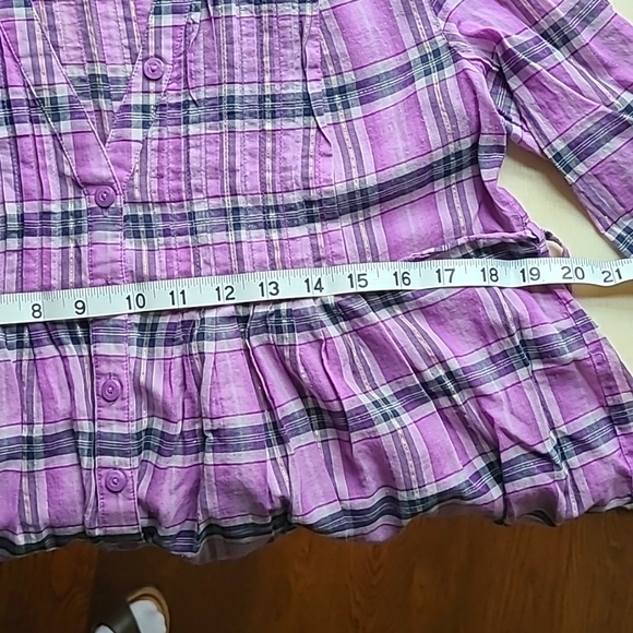 2/$25 Pretty top with 3/4 length sleeves and tie back. - Picture 6 of 6